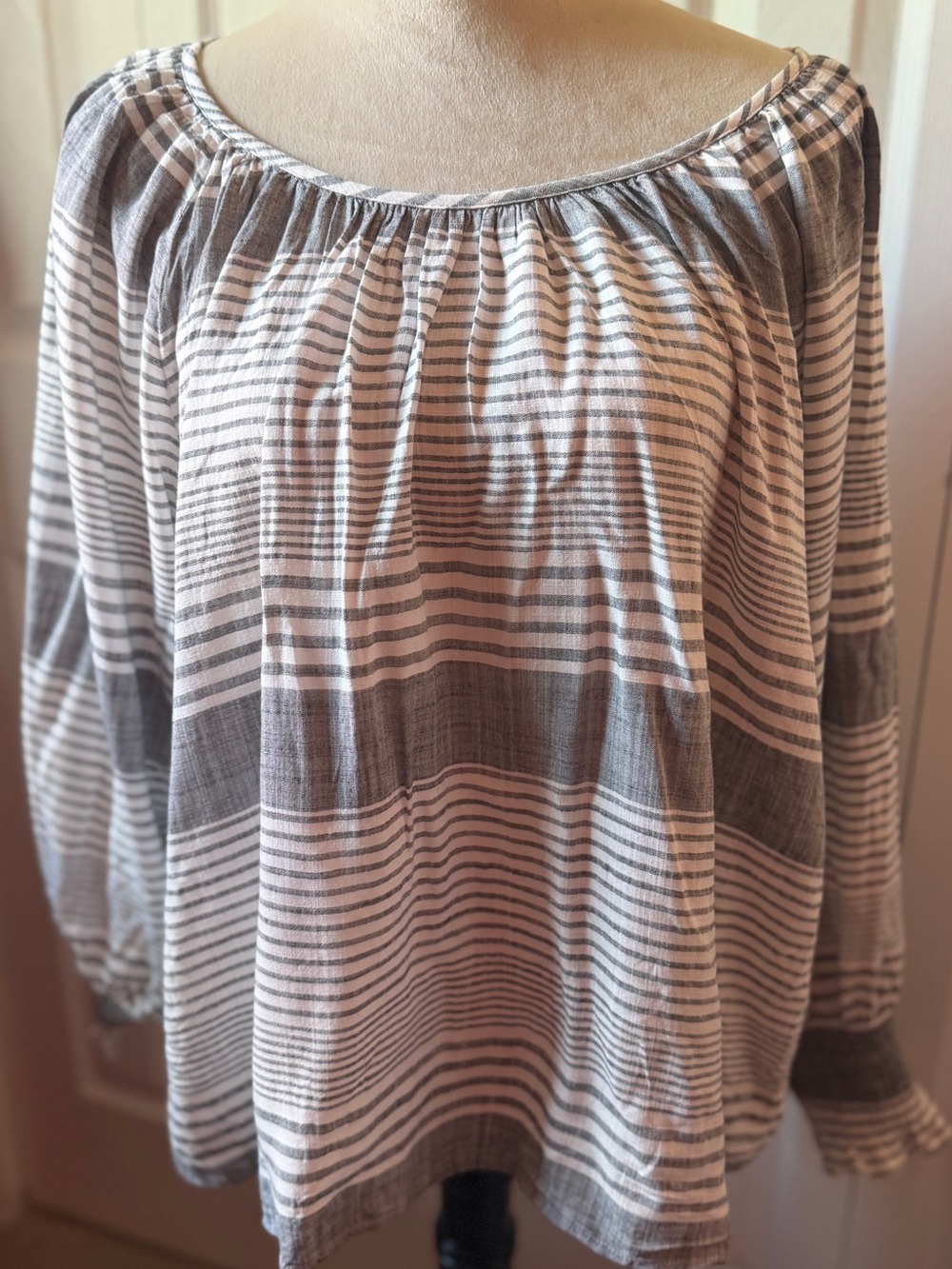 Tommy Bahama Gray White Stripe Boho Peasant Top Women’s L Gathered Long Sleeve